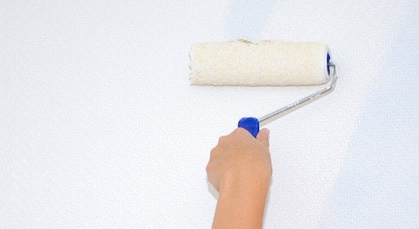 pintando pared con fijador sellador