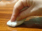 Aplicando goma laca con muñequilla de algodón