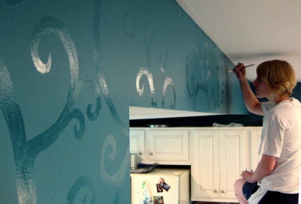 Pintando pared en forma decorativa