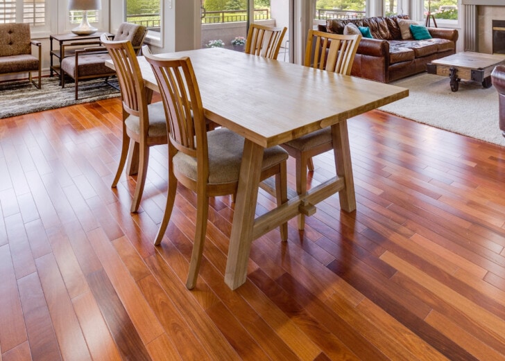 Piso de madera con barniz poliuretánico
