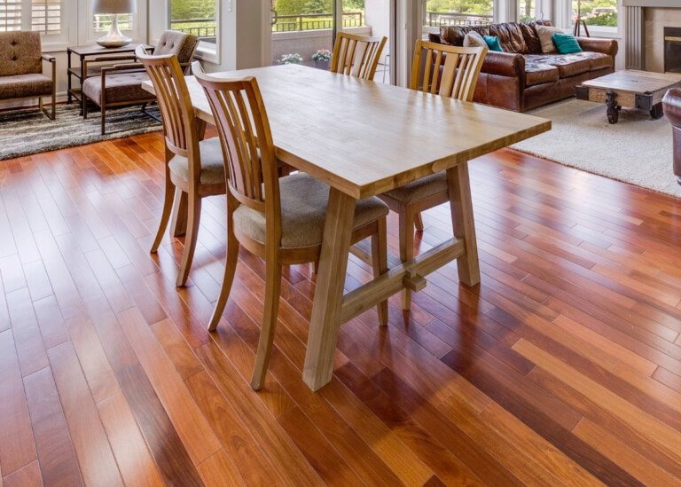 Piso de madera con barniz poliuretánico