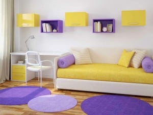 Contraste entre amarillo y morado o violeta