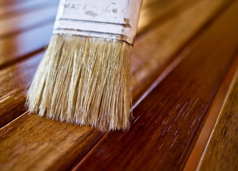 Aplicando laca para madera con brocha