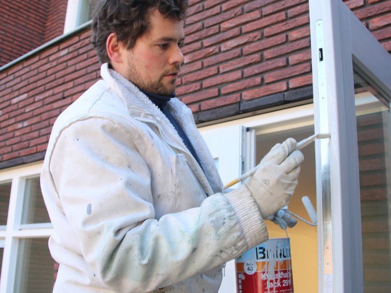 Pintor pintando puerta