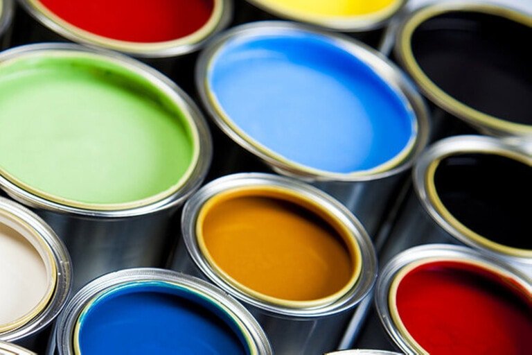 Colores de esmalte sintético en latas de un litro