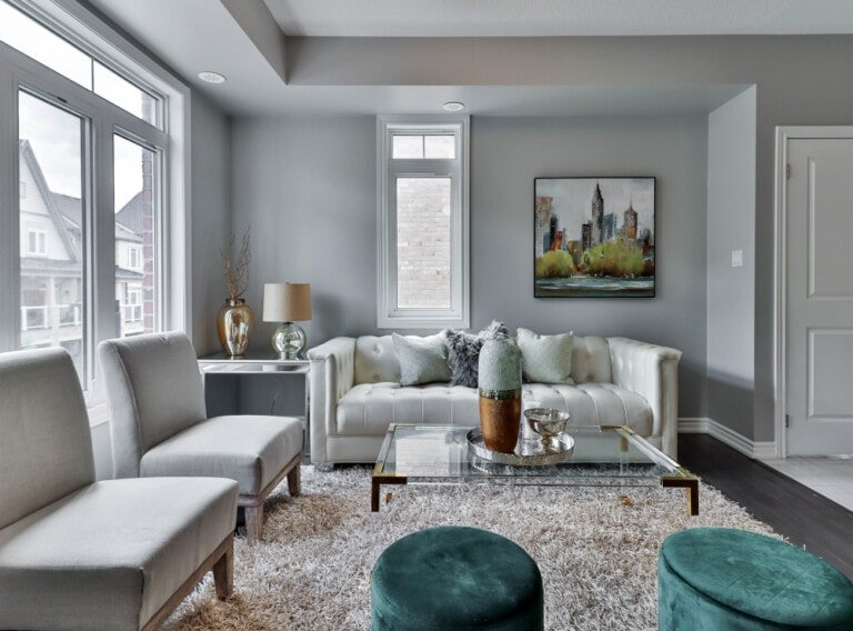 Living elegante con paredes color gris suave