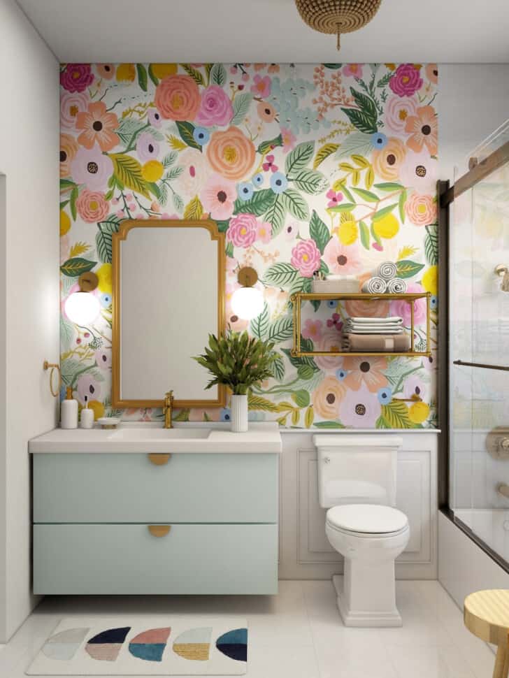 Papel pintado floral en el cuarto de baño