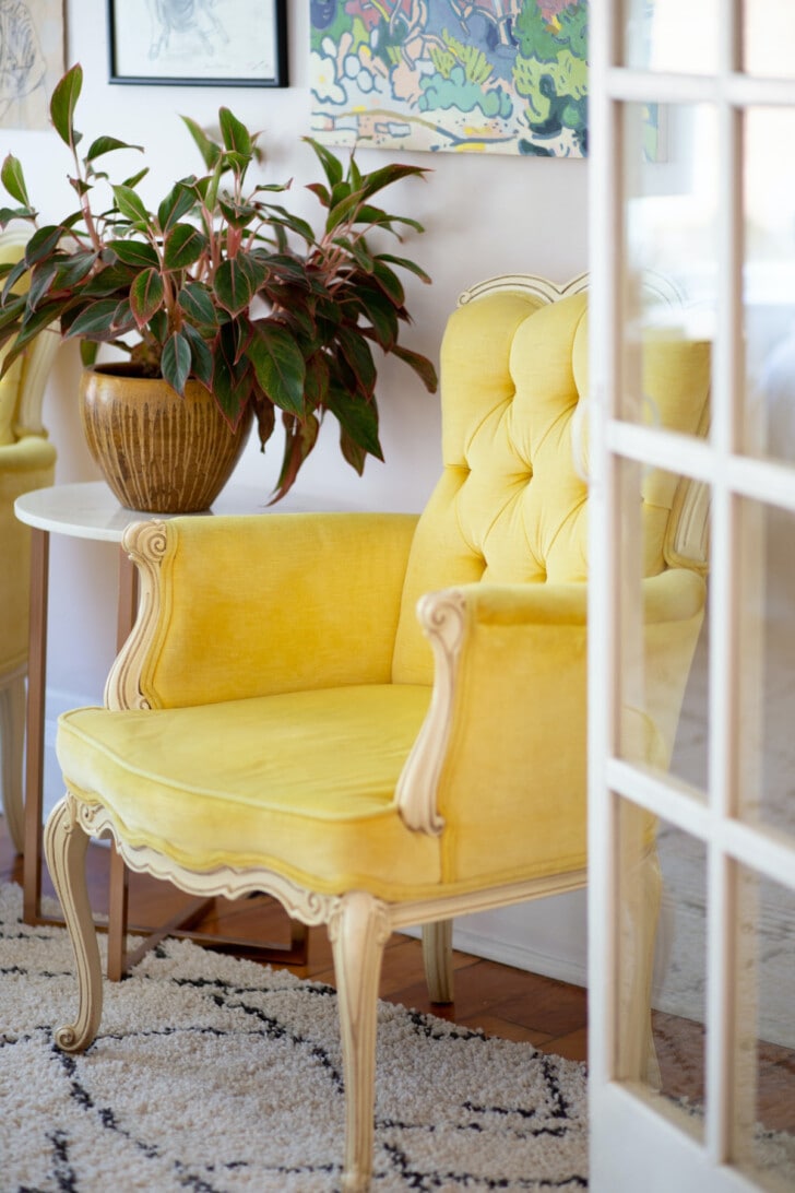 Sillón amarillo vintage junto a la entrada