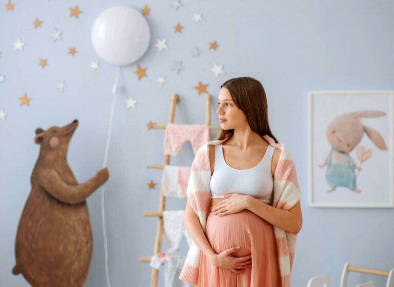 Mamá en el cuarto del bebé