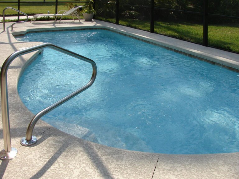 Piscina pequeña curvada