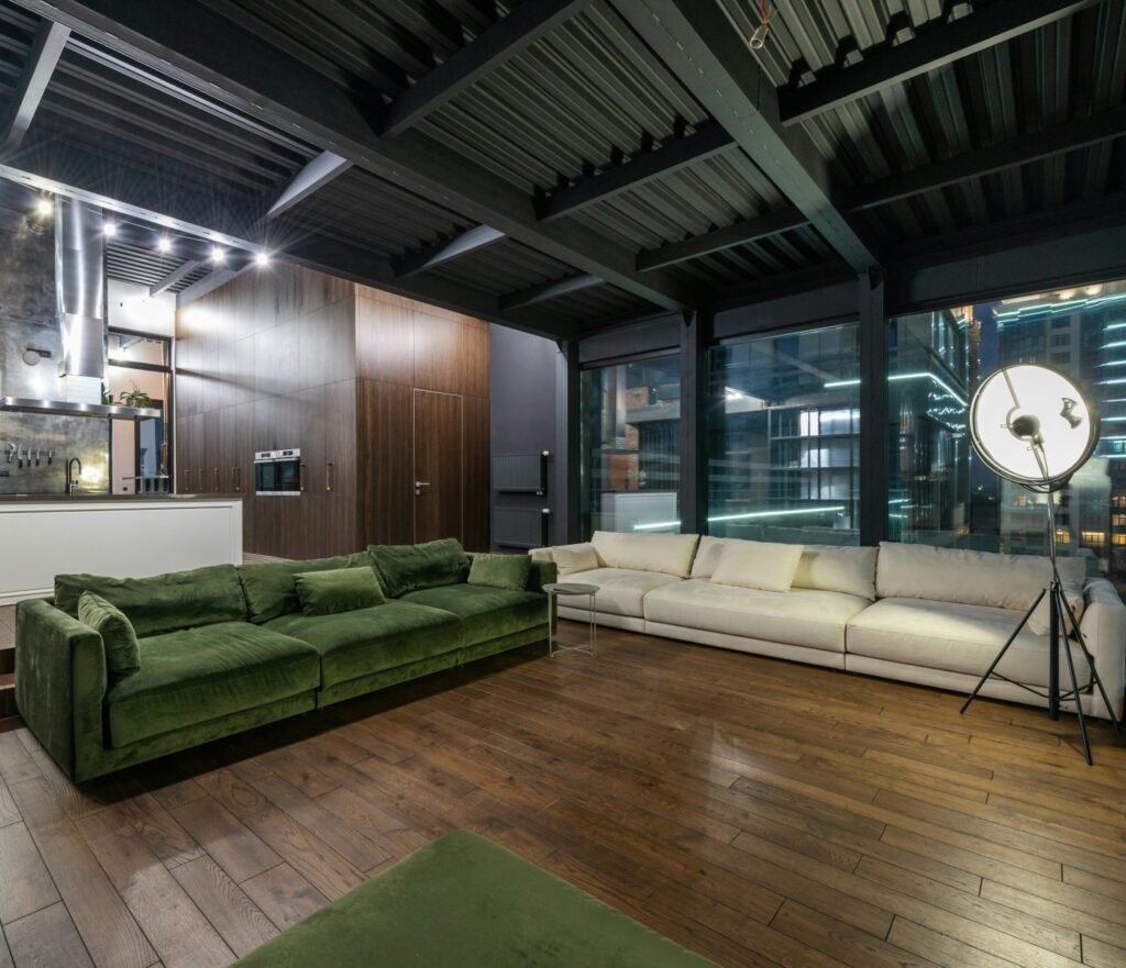 Interior de loft con techo oscuro y dos sofas grandes