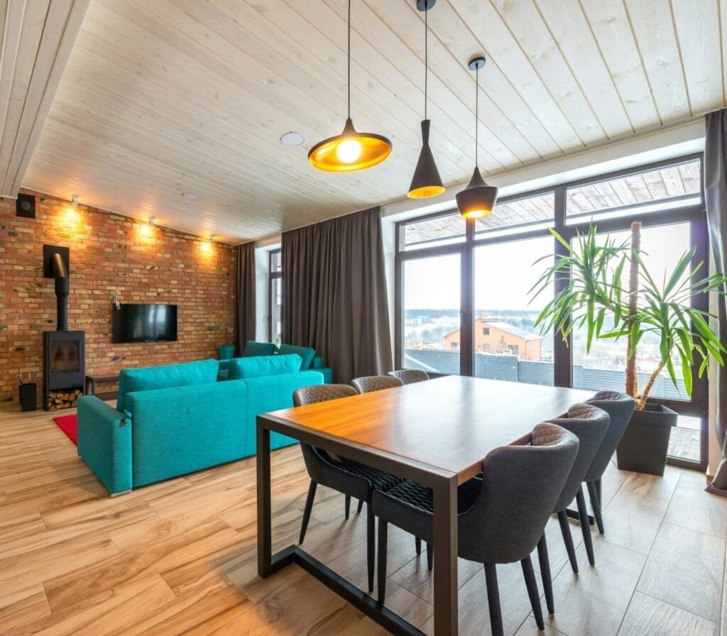 Zona de comedor y salón en un loft