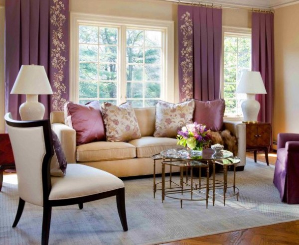 Salon beige y cortinas moradas