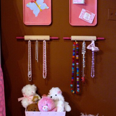 Un delicado cuarto de niña en tonos rosas y chocolate