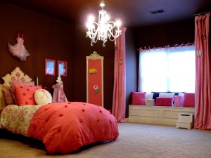 Un cuarto de niña en rosa y chocolate
