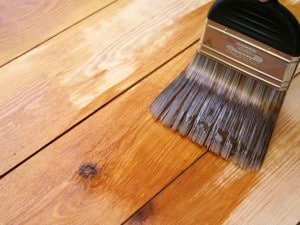 Preparación de barniz casero para maderas en exteriores