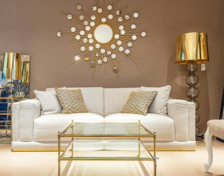 Salón decoración con color dorado