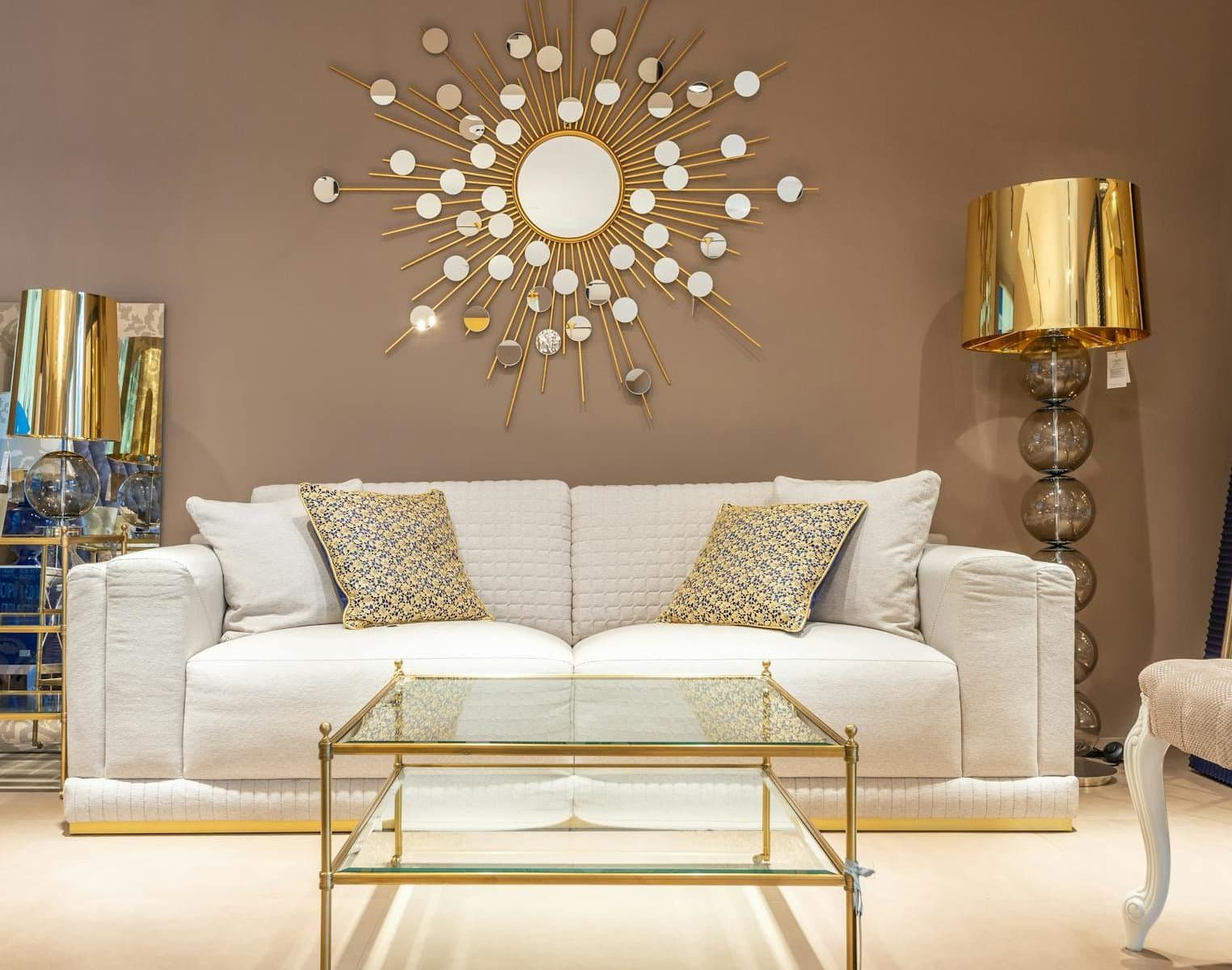 Salón decoración con color dorado
