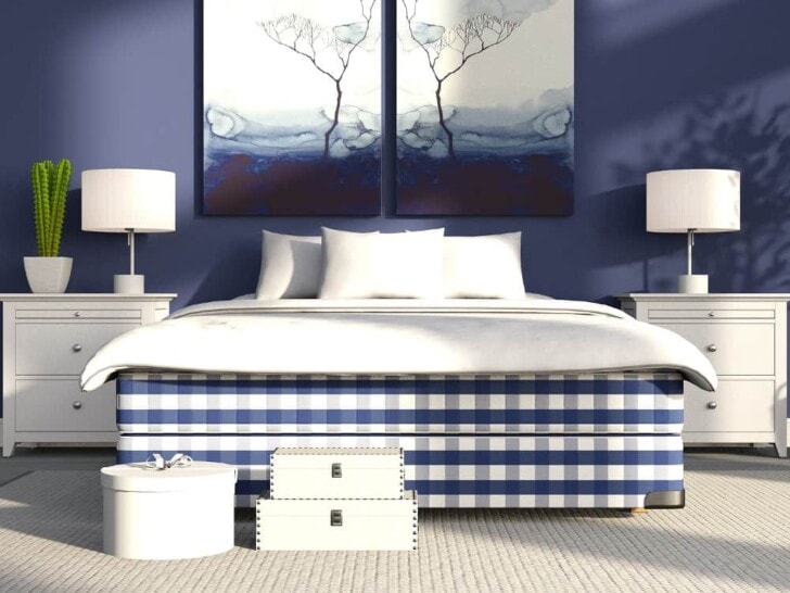Cuarto azul cama y mesas blancas