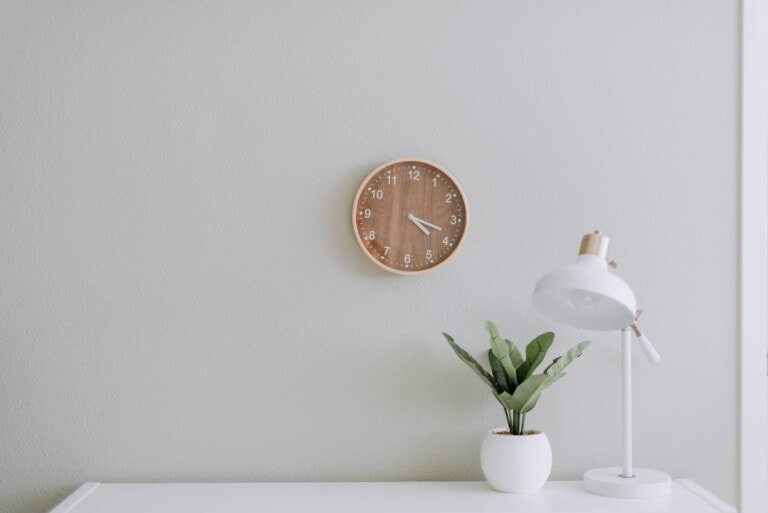 Pared del reloj blanco roto