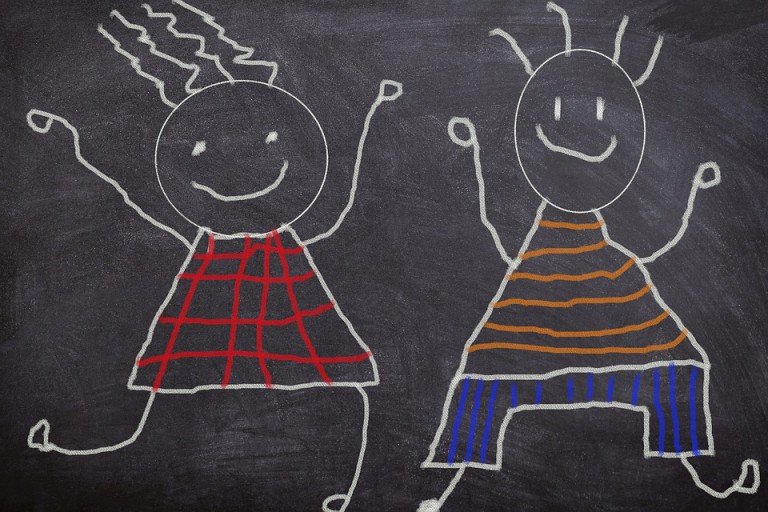 Dibujos infantiles en una pizarra negra