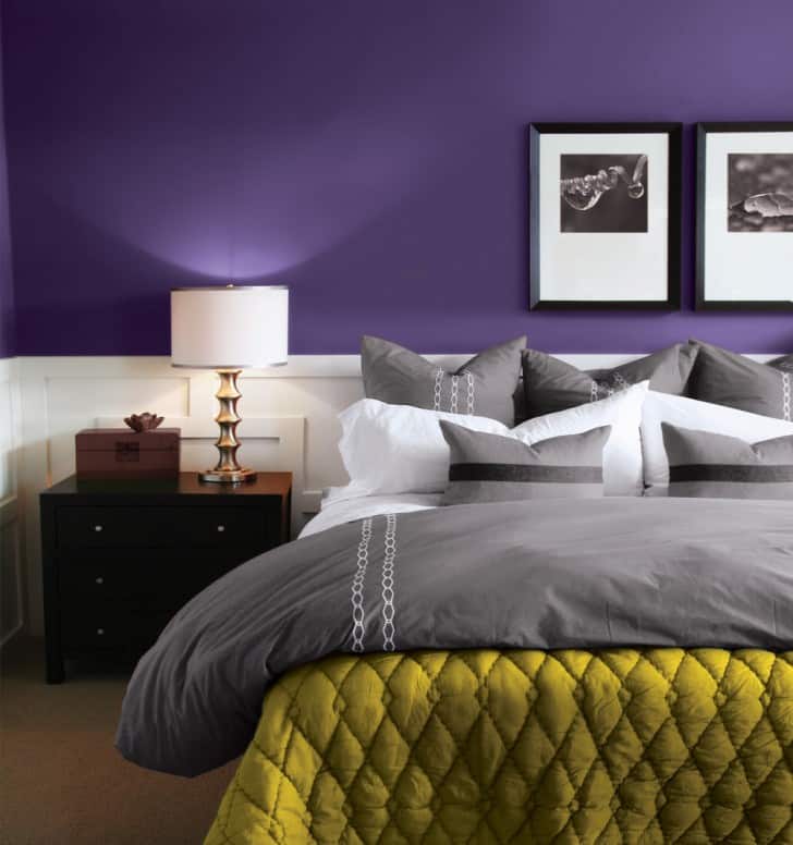 Dormitorio de pareja en colores violeta y mostaza
