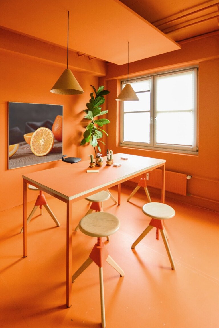 Comedor pequeño integro naranja