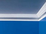 Decorando las paredes con pintura metalizada