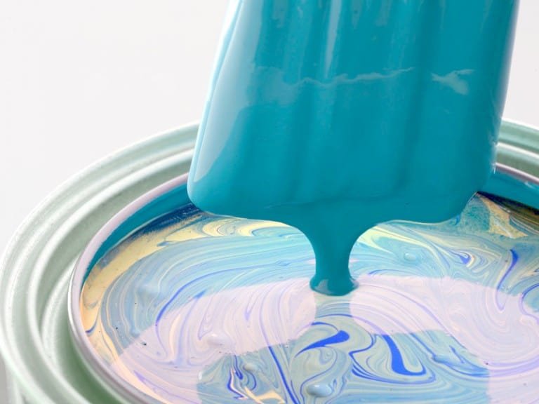 Mezclando pintura azul celeste
