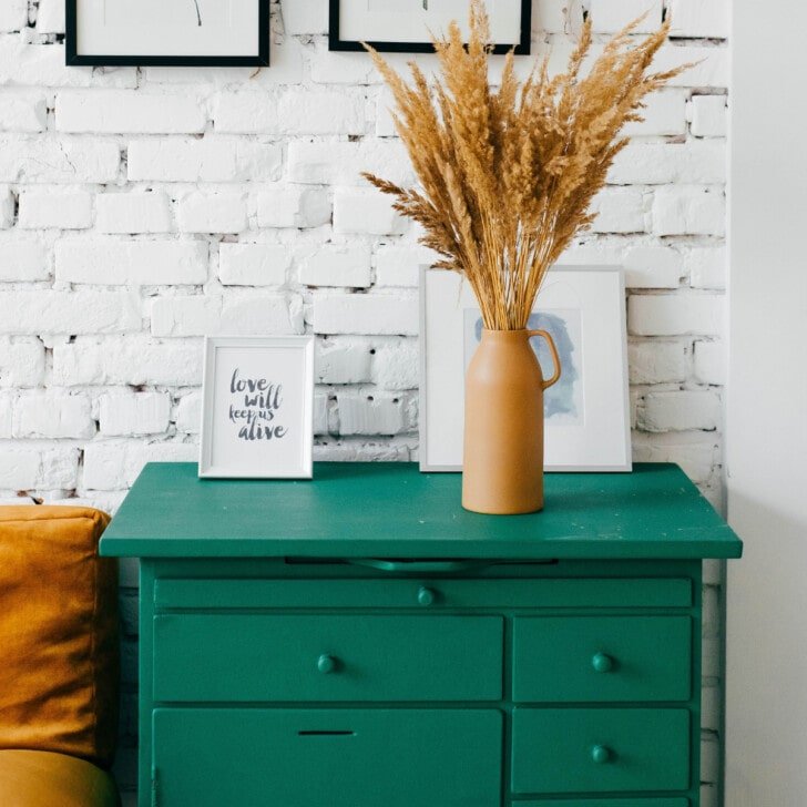 Mueble verde de madera pintado con esmalte