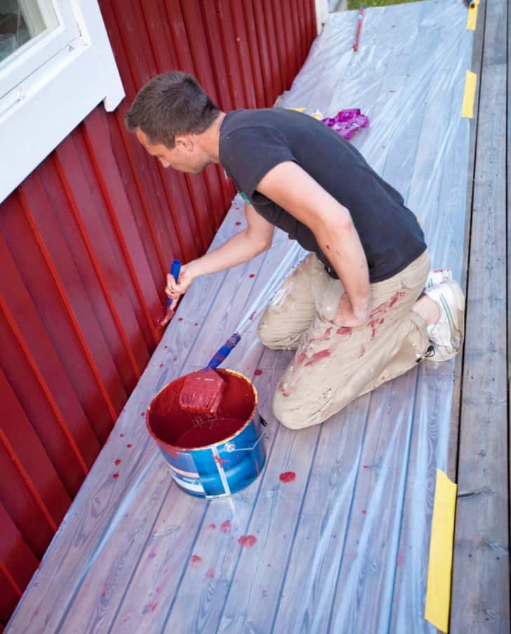 Pintando casa de color rojo