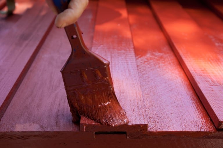 Pintando madera con pintura roja