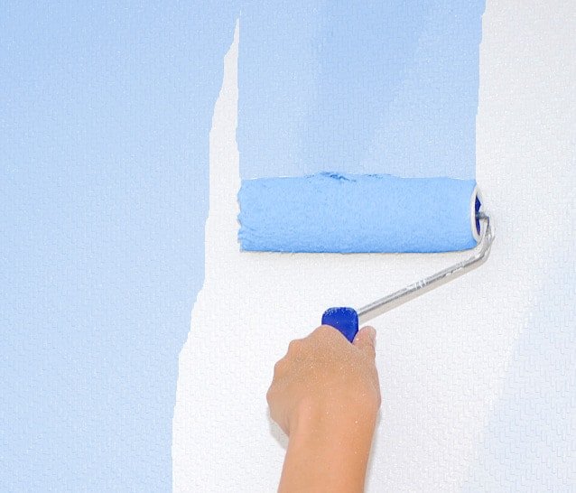 Repintar es pintar una pared ya pintada, en este caso con rodillo