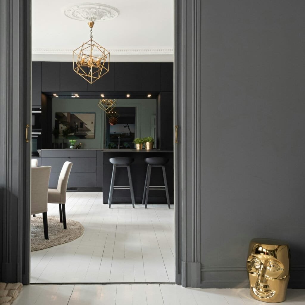 Pared de color gris marengo