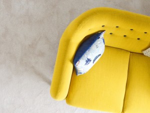 Sofá amarillo, ¿de qué color pintar las paredes?