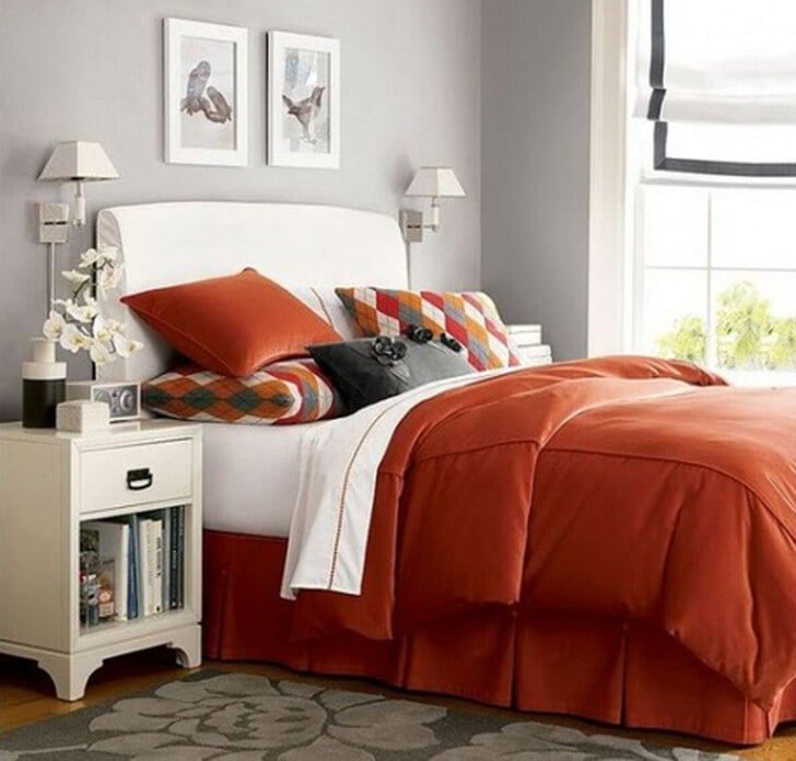 Dormitorio con acolchado naranja