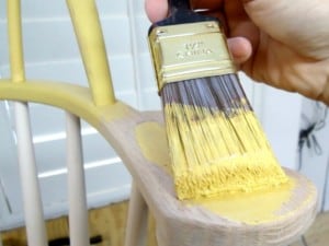 Reacondiciona con pintura muebles y objetos viejos para decorar