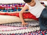 Así se hacen las alfombras de bolas