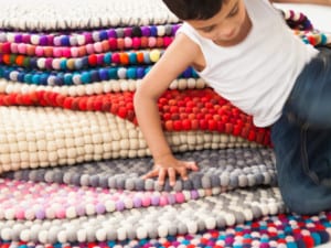 Así se hacen las alfombras de bolas de fieltro