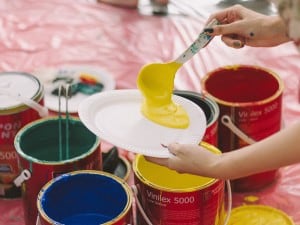 ¿Qué color se forma al mezclar amarillo con otros colores?