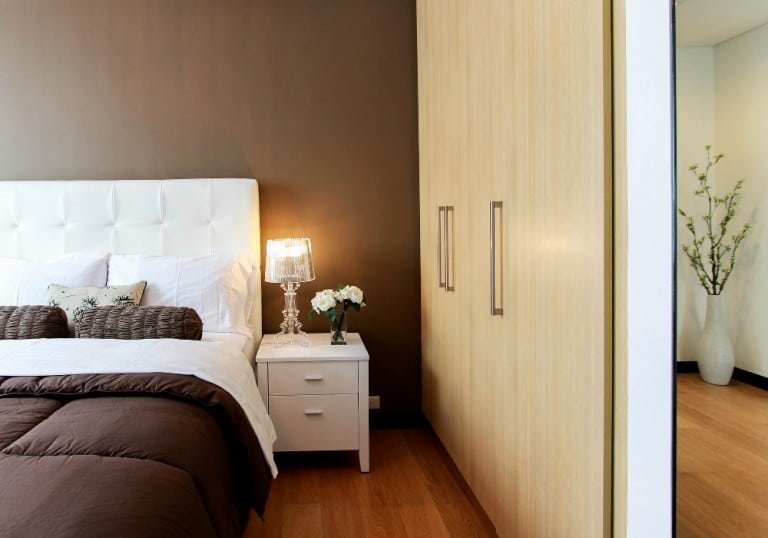 Pared chocolate, color perfecto para un dormitorio matrimonial