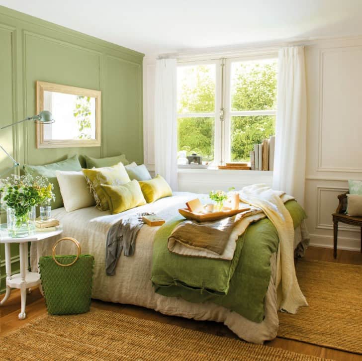 Pared dormitorio luminoso verde y blanco