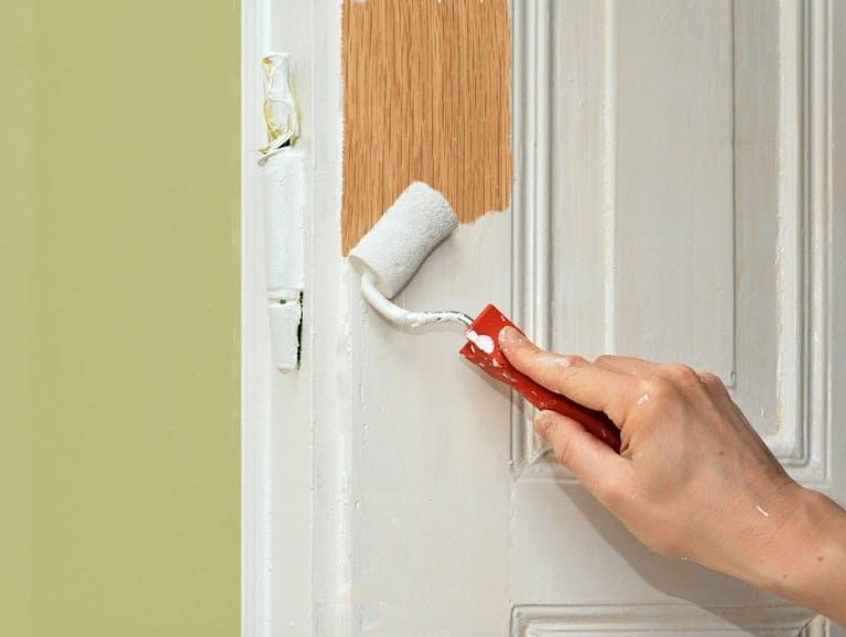 Pintando puerta de madera