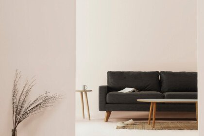Cómo combinar pintura y decoración con tu sofá negro