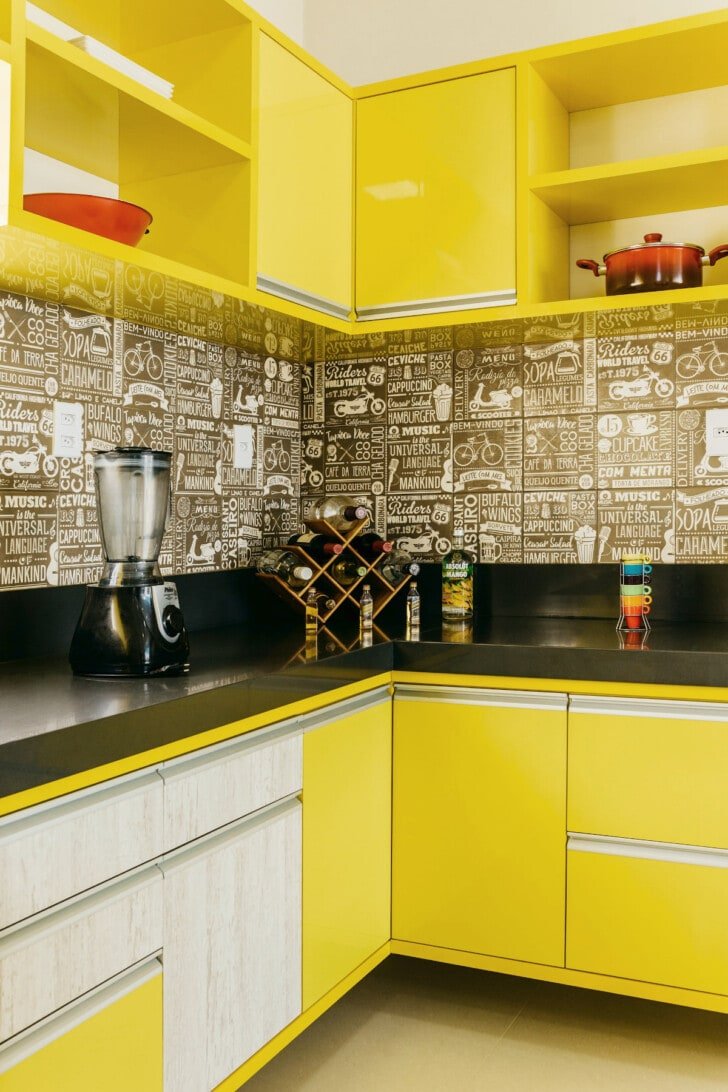 Muebles de la cocina en color amarillo