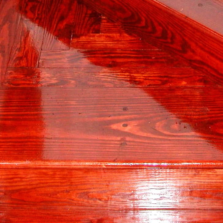 Madera de pino coloreada y barnizada