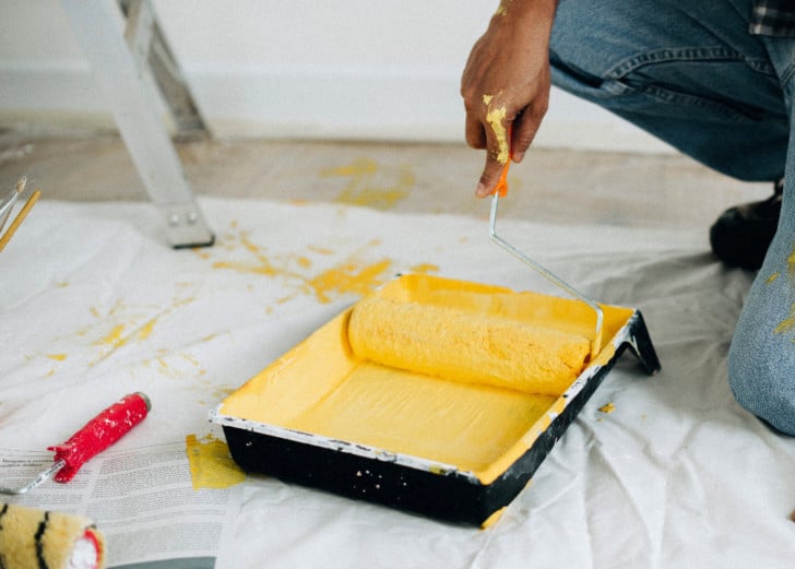 Pintura amarilla en la bandeja