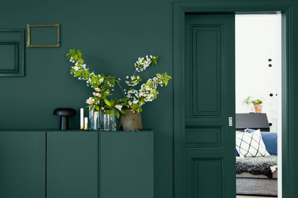 Puerta y pared mismo color verde oscuro