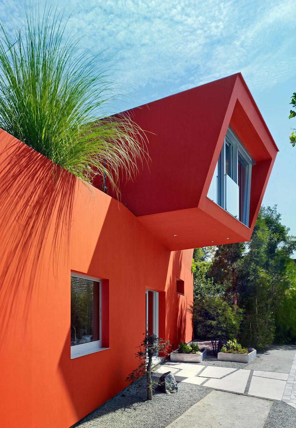 Casa moderna pintada de naranja quemado