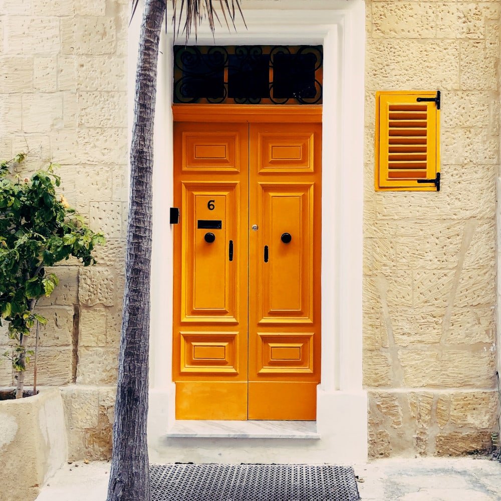 Puerta de entrada de color naranja